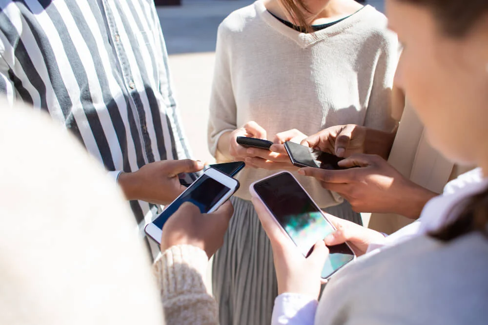 the-smartphone-revolution-reshaping-global-sports-consumption-and-fan-engagement